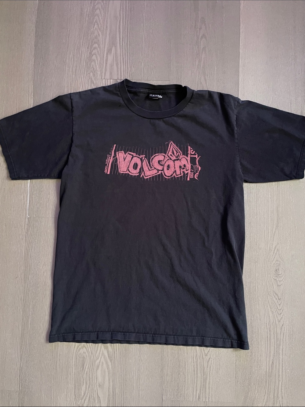 Vintage Y2K Volcom t shirt